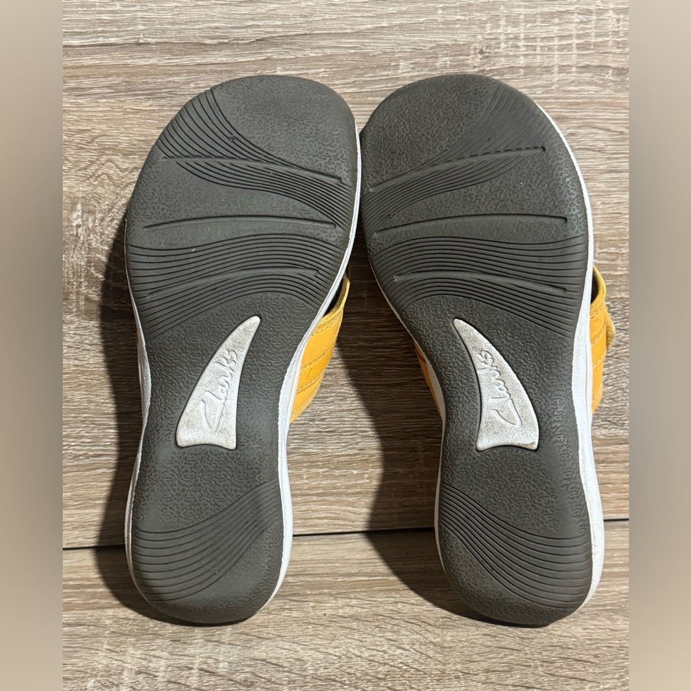 Clarks Cloudsteppers yellow Slide Sandals women’s size 7 slip on comfort shoes - Picture 5 of 6